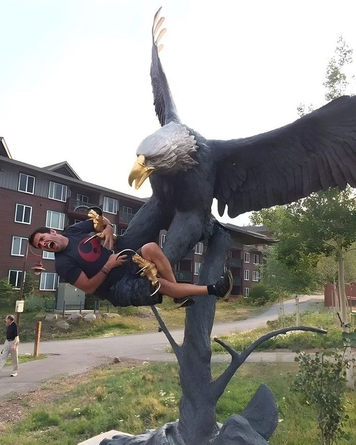 50 People Who Made The Absolute Most Of A Photo With A Statue And Ended Up Online