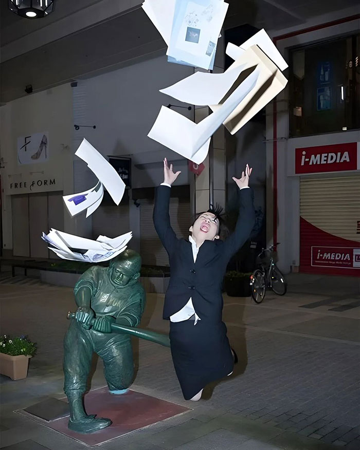 50 People Who Made The Absolute Most Of A Photo With A Statue And Ended Up Online