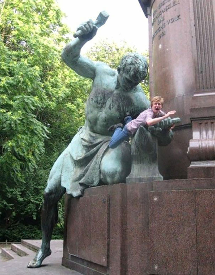 50 People Who Made The Absolute Most Of A Photo With A Statue And Ended Up Online