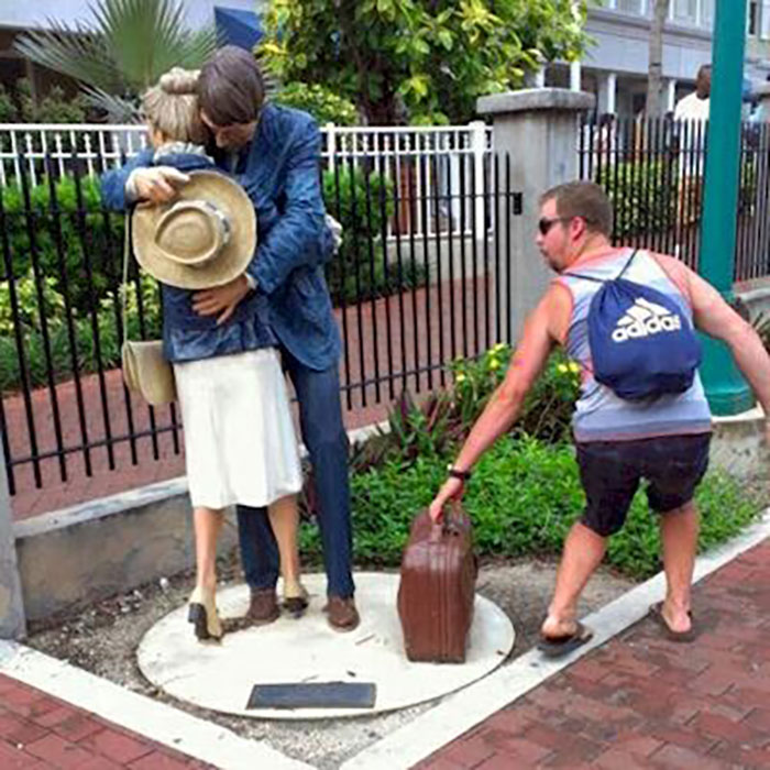 50 People Who Made The Absolute Most Of A Photo With A Statue And Ended Up Online