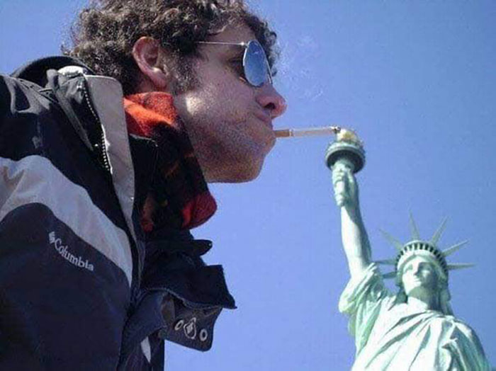 50 People Who Made The Absolute Most Of A Photo With A Statue And Ended Up Online
