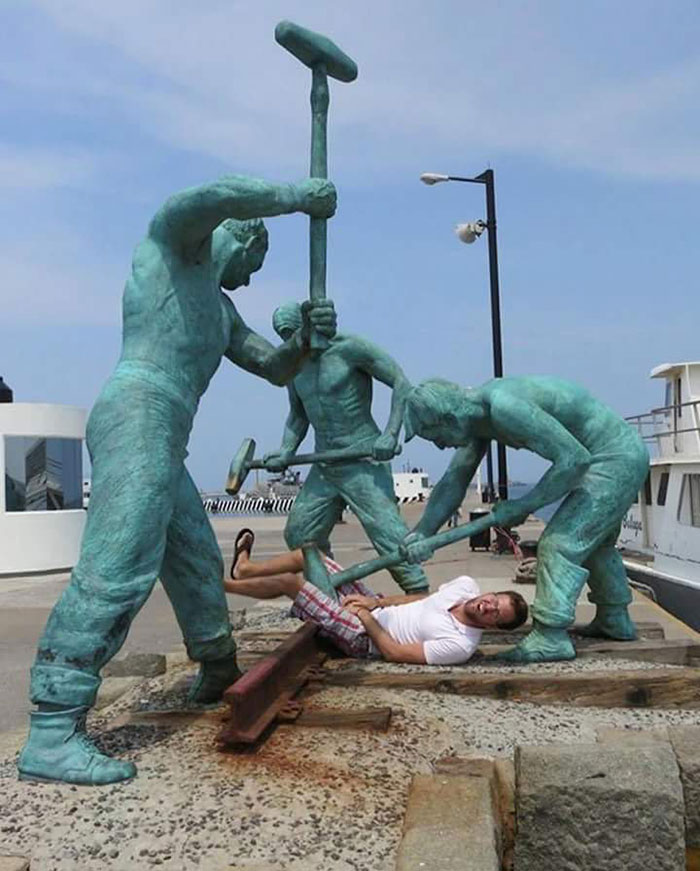 50 People Who Made The Absolute Most Of A Photo With A Statue And Ended Up Online