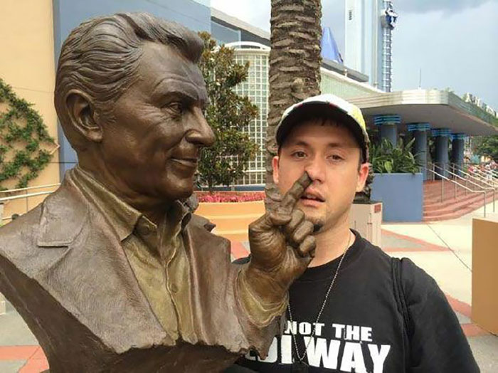 50 People Who Made The Absolute Most Of A Photo With A Statue And Ended Up Online