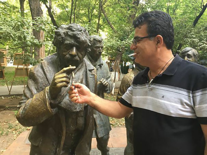 50 People Who Made The Absolute Most Of A Photo With A Statue And Ended Up Online