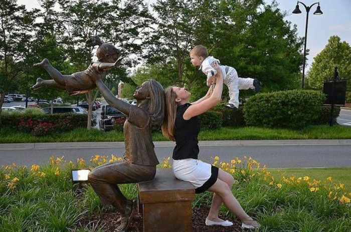 50 People Who Made The Absolute Most Of A Photo With A Statue And Ended Up Online