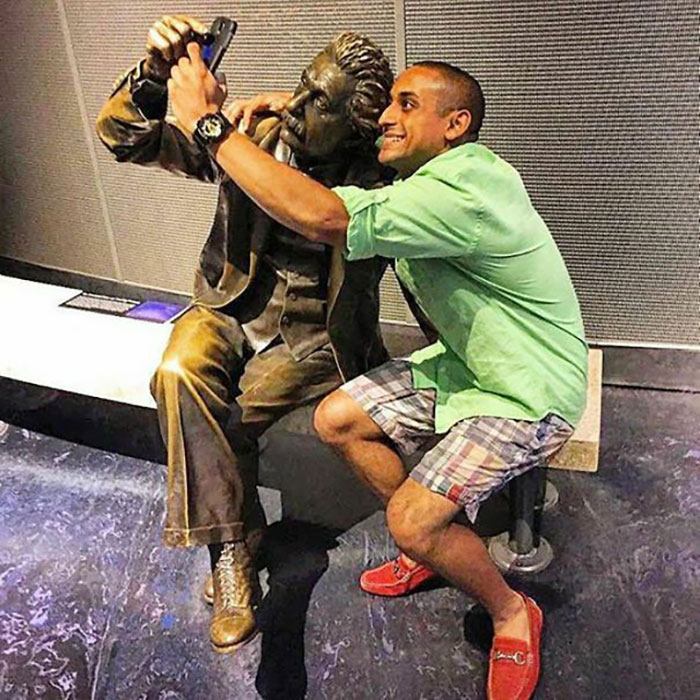 50 People Who Made The Absolute Most Of A Photo With A Statue And Ended Up Online