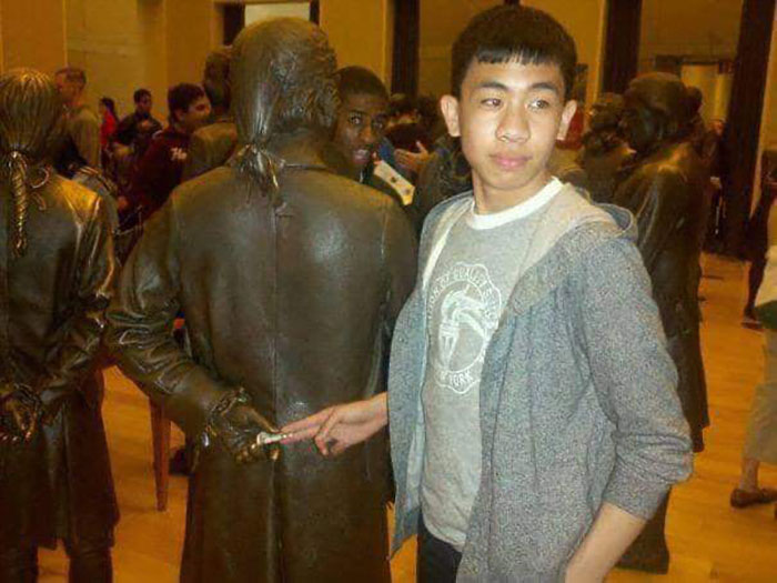 50 People Who Made The Absolute Most Of A Photo With A Statue And Ended Up Online
