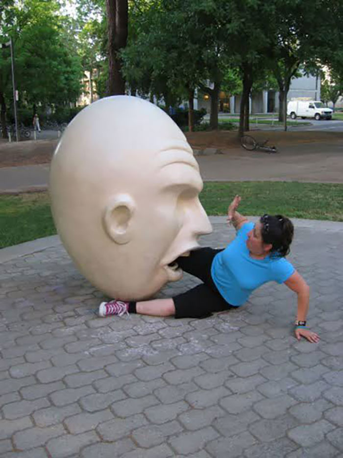 50 People Who Made The Absolute Most Of A Photo With A Statue And Ended Up Online