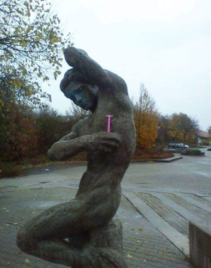 50 People Who Made The Absolute Most Of A Photo With A Statue And Ended Up Online