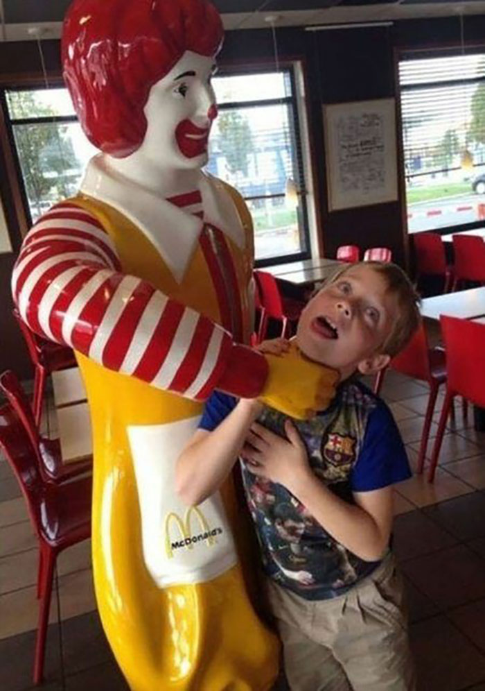 50 People Who Made The Absolute Most Of A Photo With A Statue And Ended Up Online