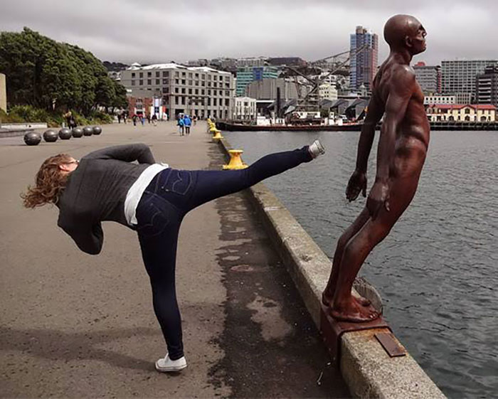 50 People Who Made The Absolute Most Of A Photo With A Statue And Ended Up Online