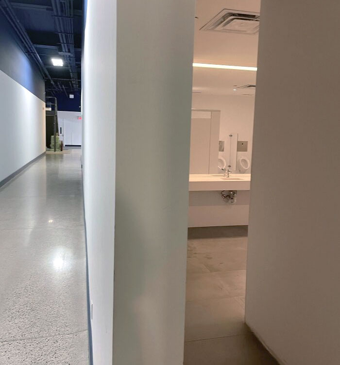 La posición del espejo y los retretes, junto al corredor principal en mi trabajo