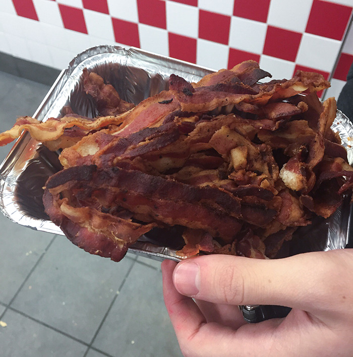 Anoche fui al 5 Guys casi a la hora de cerrar. Me preguntaron si quería bacon extra porque si no lo iban a tirar, pero no esperaba esto