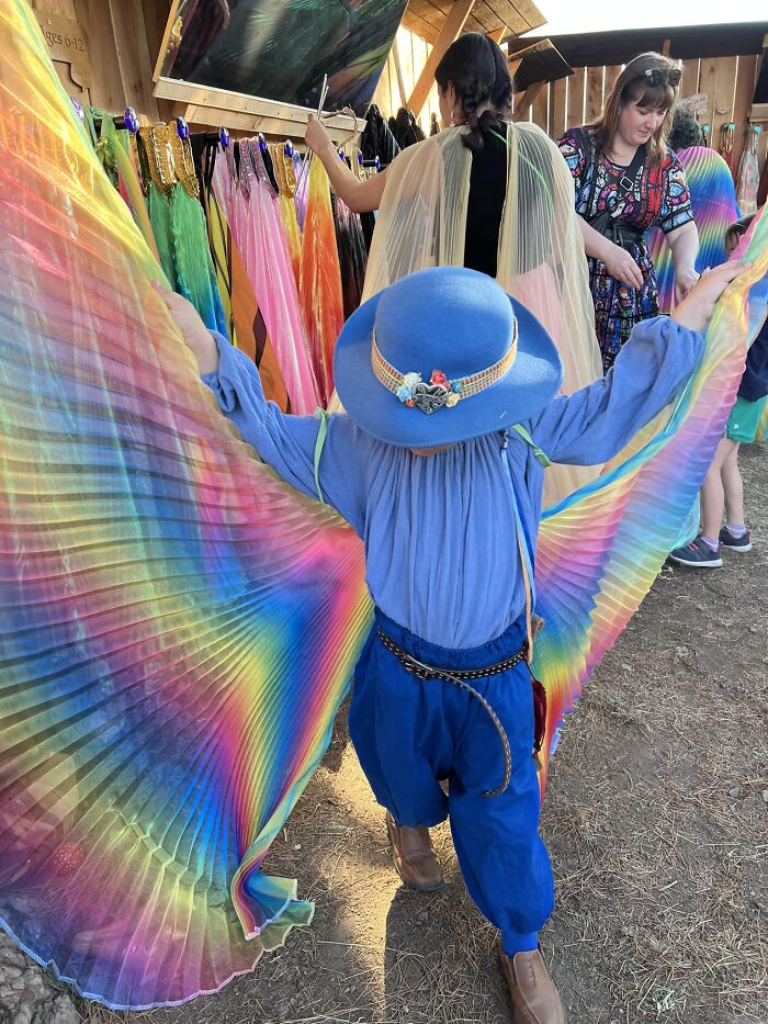 Mi hija encontró estas alas arco íris en la feria renacentista y ahora las dos queremos unas de cada color