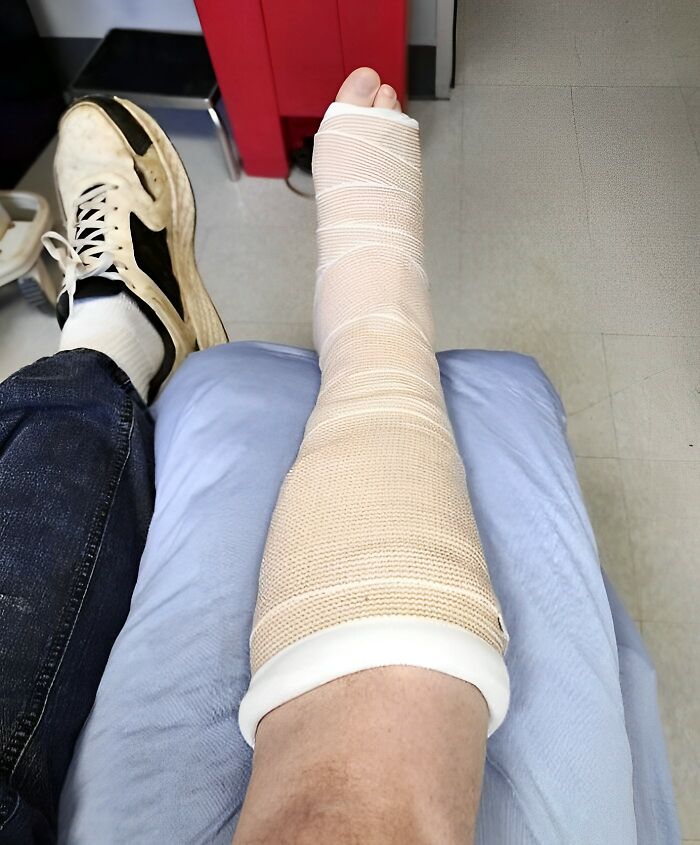 Mi marido pasó 9 meses en paro, y al fin consiguió un empleo estable. A los 5 minutos de empezar, se tropezó con una alfombra y se rompió la pierna