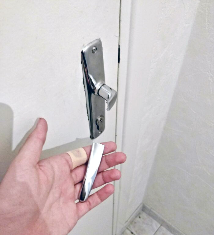 He roto el picaporte de entrada de mi piso, y me he cortado. Encima no puedo salir