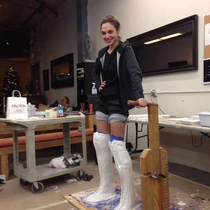 Gal Gadot con los moldes para hacerle las botas de Wonder Woman