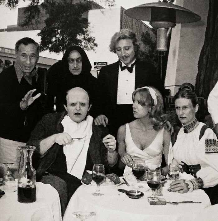 Mel Brooks y el elenco de El jovencito Frankenstein saliendo a comer en Beverly Hills durante el rodaje (1974)