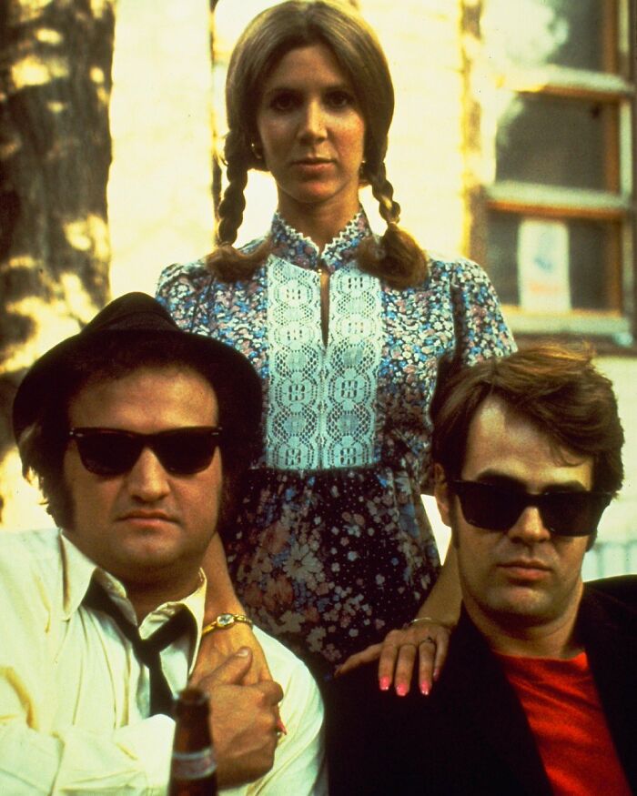 John Belushi, Carrie Fisher y Dan Aykroyd en el rodaje de Blues Brothers, 1980