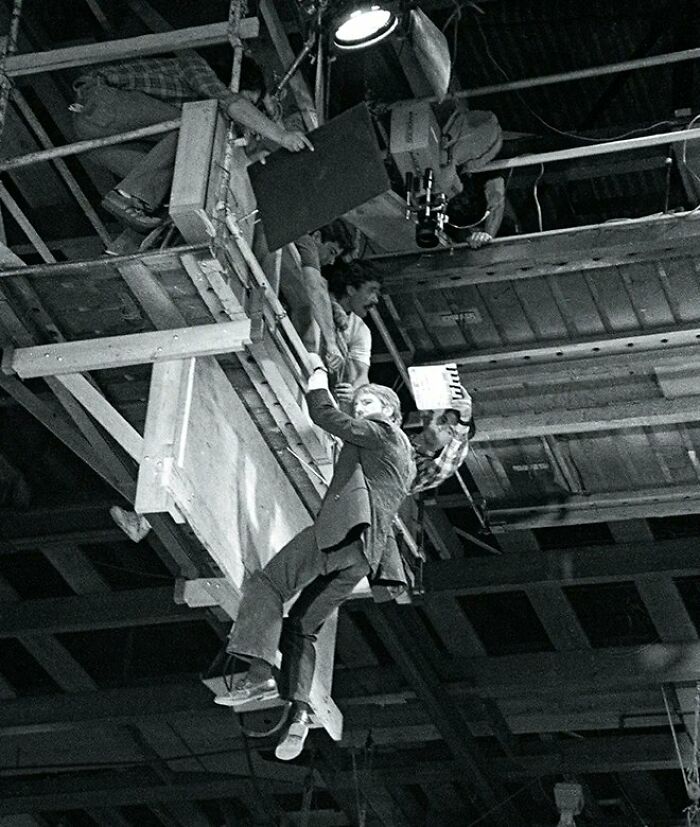 Alan Rickman fotografiado durante el rodaje de La jungla de cristal (1988)