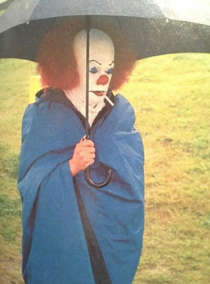 Tim Curry fumando entre tomas de 'It'