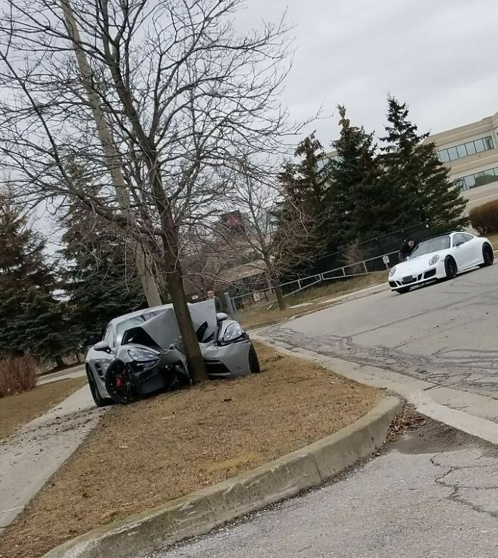 Este tipo ha estampado un porsche haciendo una prueba de conducción. Es la primera esquina tras el concesionario