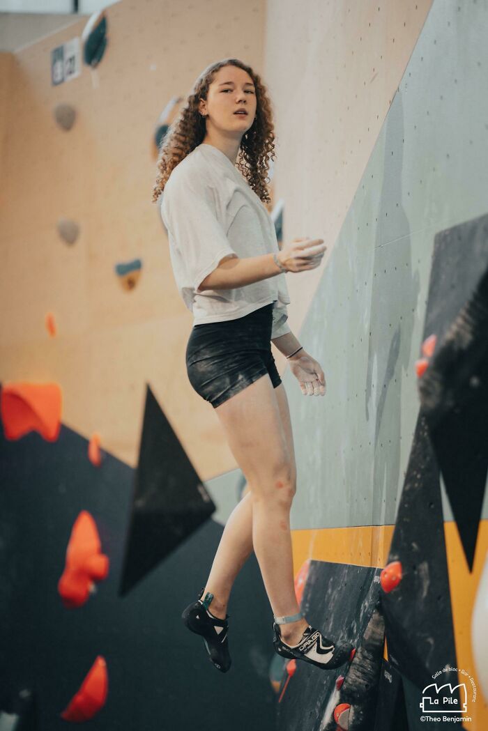 Escaladora en el momento de perder el equilibrio