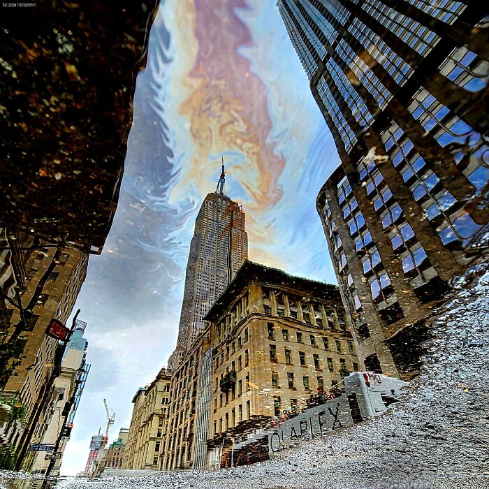 El Empire State reflejado en un charco oleoso