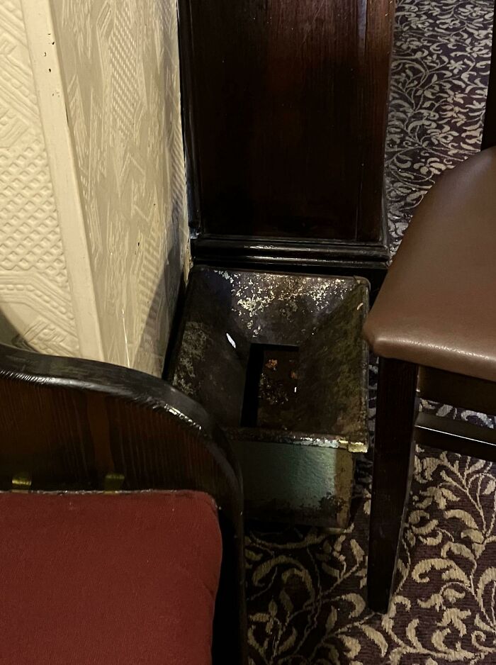 Veo estas extrañas cajas de metal en pubs del Reino Unido junto a la barra y además de contenedores improvisados para chicles, ¿qué diablos son?