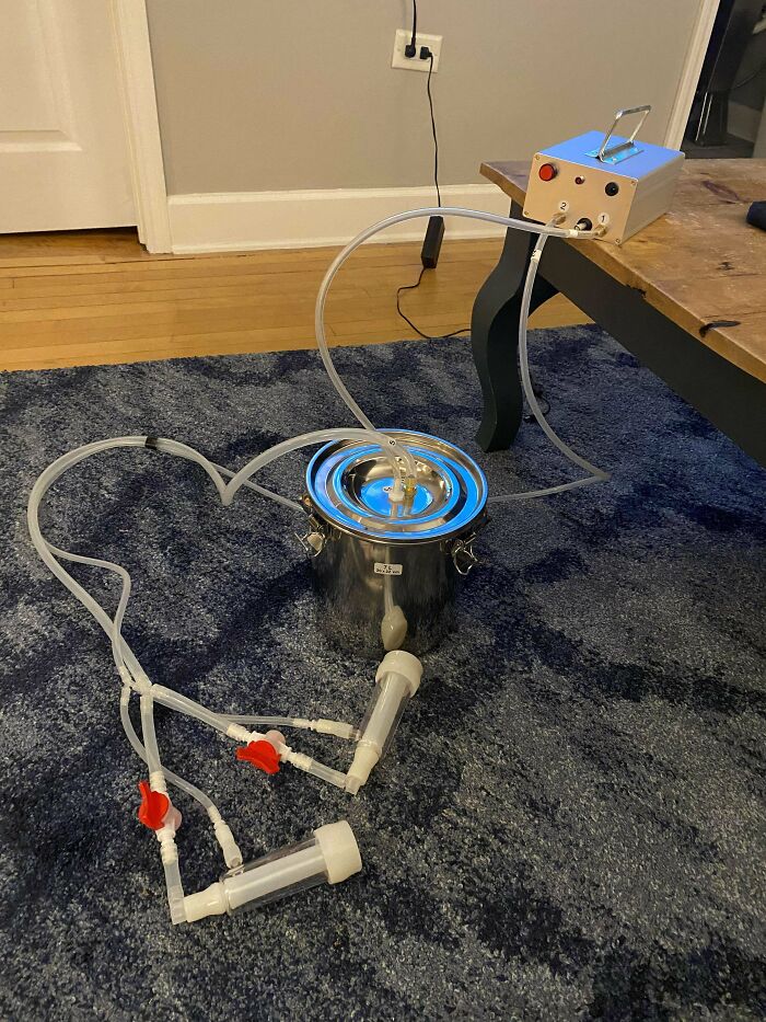 ¿Qué es esta olla con tubos y un sistema de succión? Dejado en el nuevo apartamento de mis amigos por los antiguos inquilinos