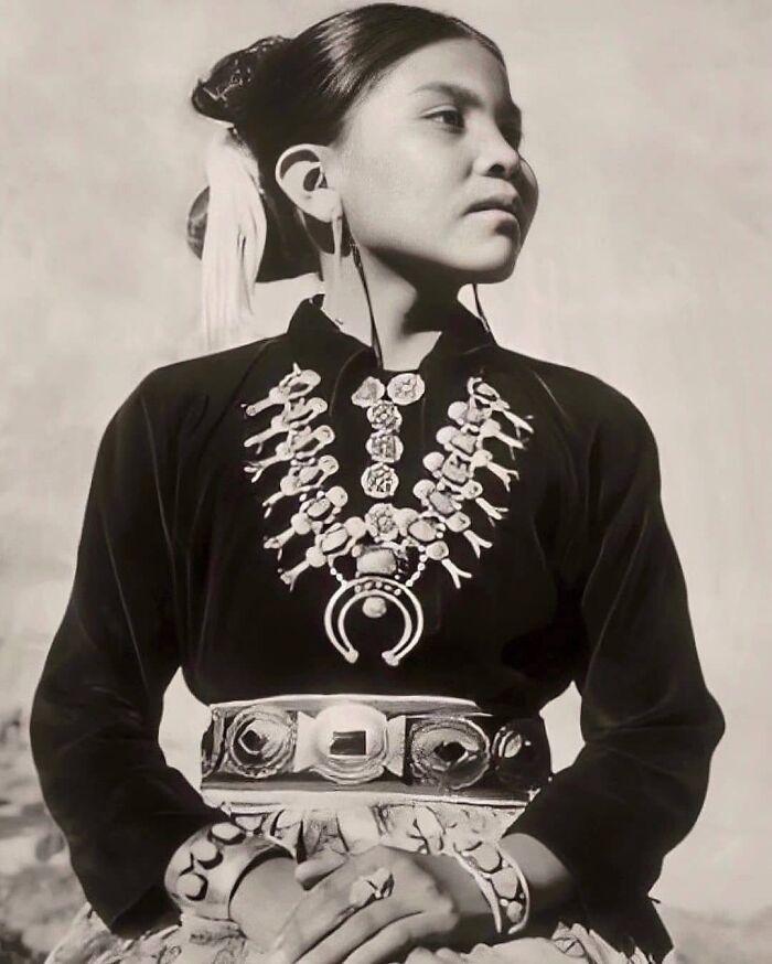 Chica navajo con joyas, 1950