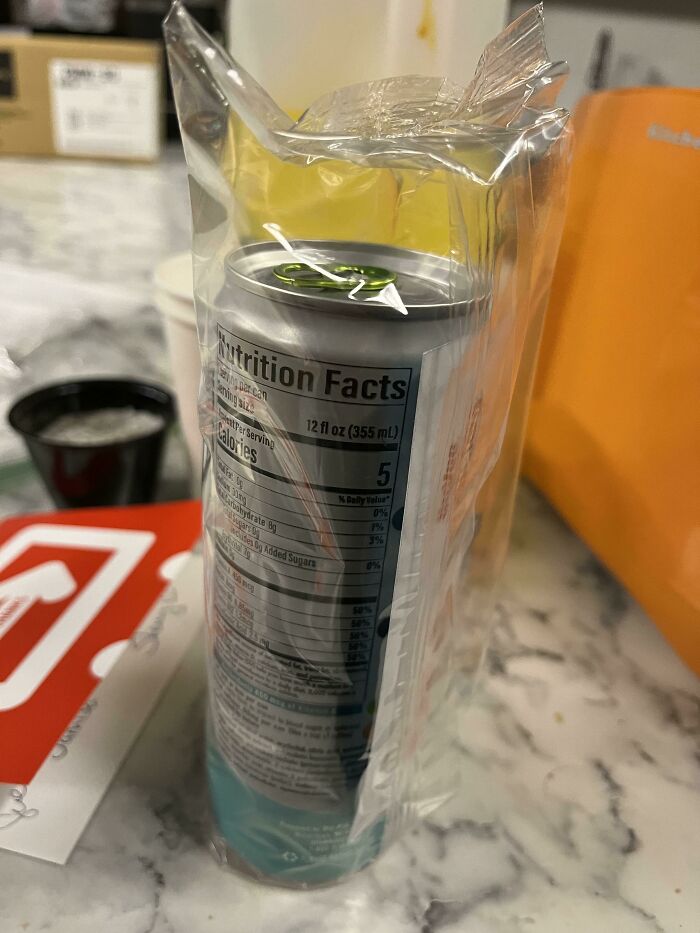 Lata de aluminio envuelta en plástico porque sí