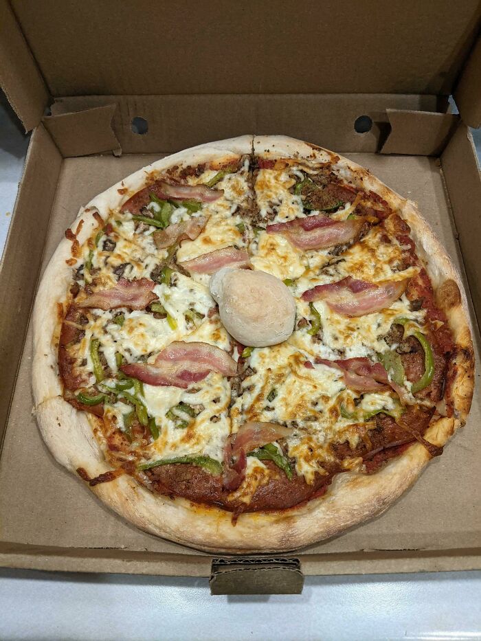 Esta pizzeria pone una bola de masa en vez de las mesitas de plástico para evitar que se aplaste la pizza