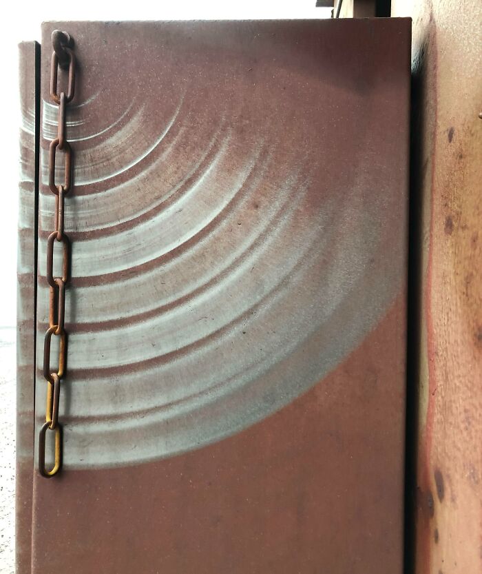 Incontables horas de viento moviendo estas cadenas han creado esta obra de arte