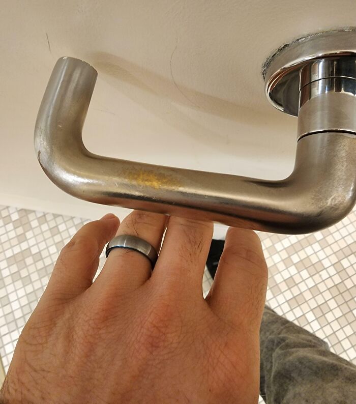 El picaporte del servicio del trabajo con marcas de anillos de boda