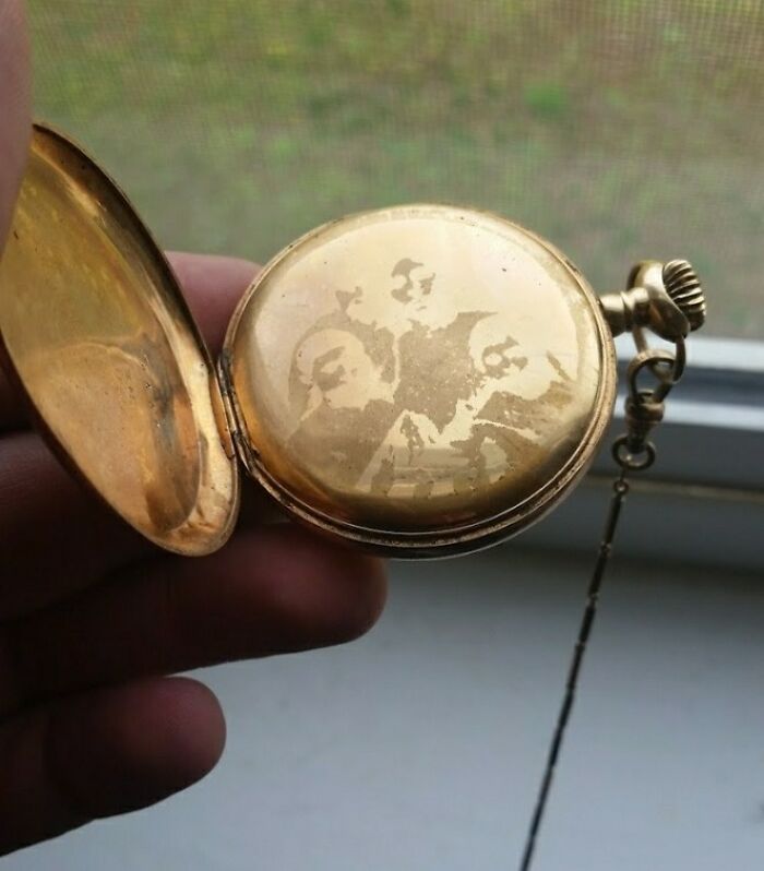 Reloj recibido como herencia familiar. Aún quedan restos de la foto que tenía