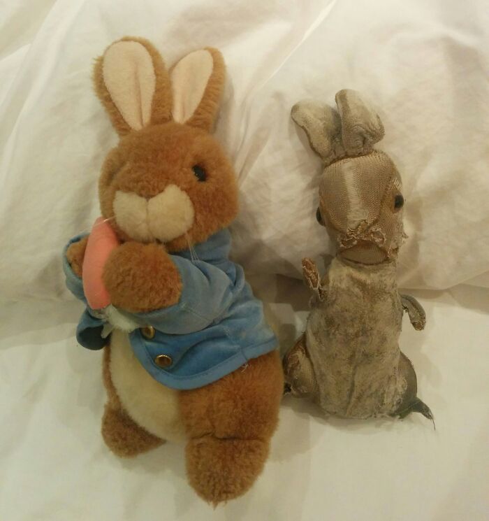 Hace 23 años, a mi novia le dieron 2 conejitos de peluche iguales. Uno lo tiene siempre consigo aún hoy, el otro se quedó guardado