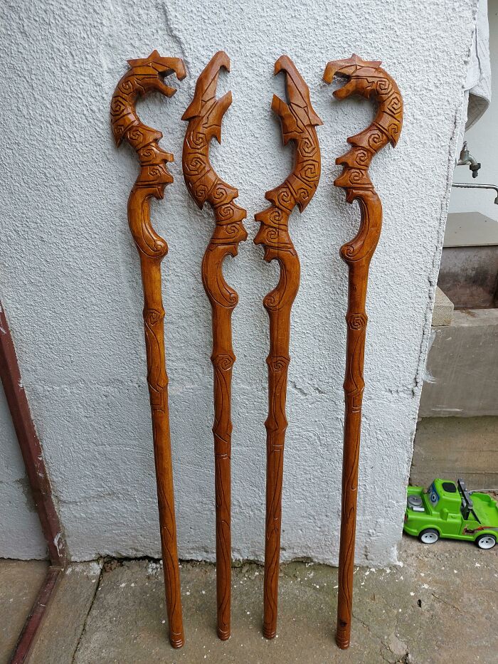 Bastones de sacerdotes dragón de Skyrim que he tallado. Miden 140 cms