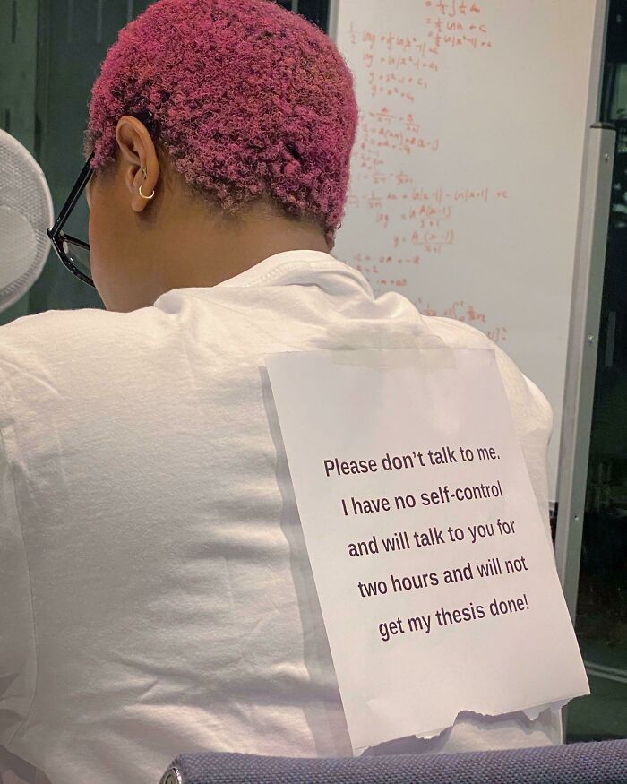 Por favor, no me hables. No tengo autocontrol y me pondré a hablar contigo durante 2 horas y no terminaré mi tesis