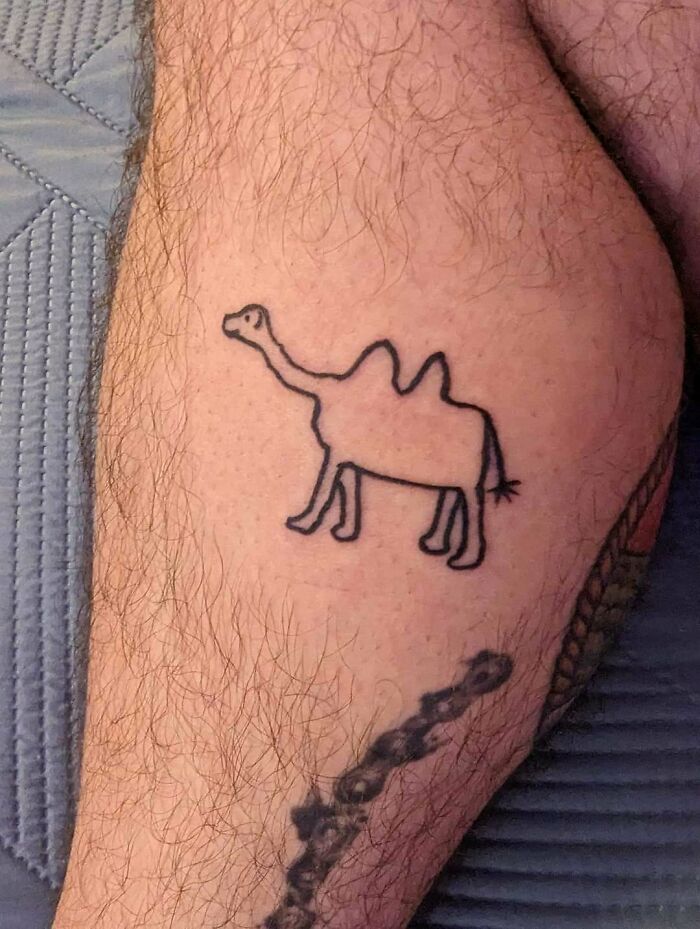 Mi mujer dibujó (mal) un camello y yo me lo tatué