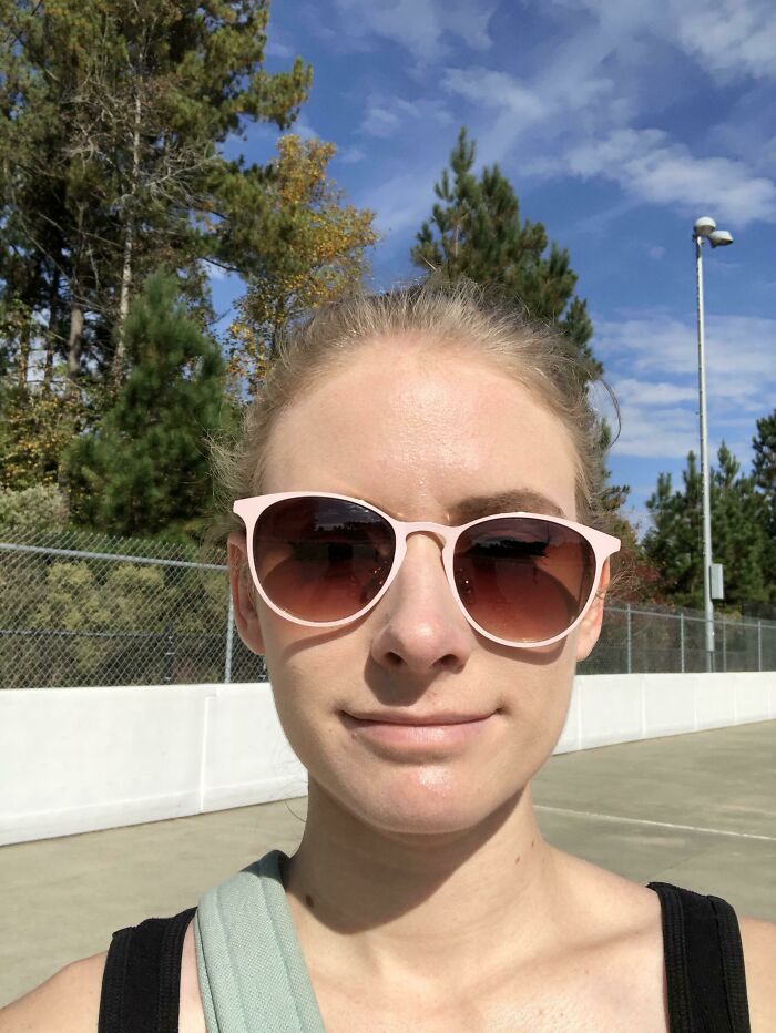 Nunca me quedarán bien las gafas de sol porque tengo una oreja más alta que la otra