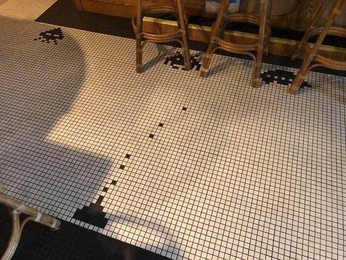 Baldosas de Space invaders en un bar