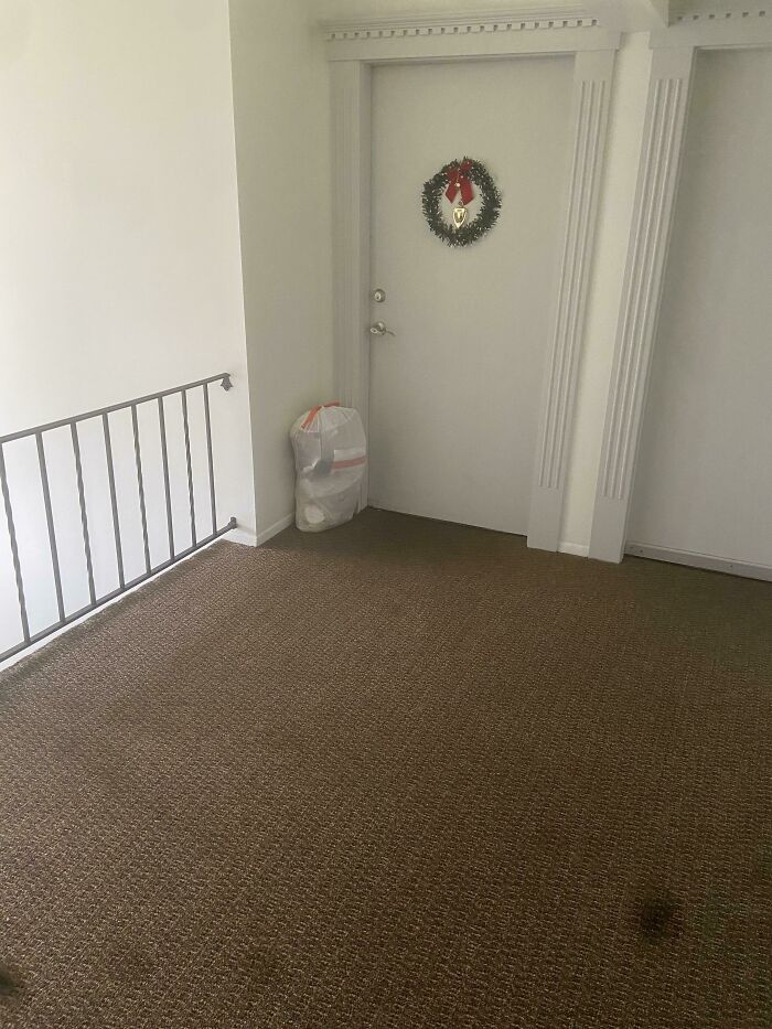 Los administradores del edificio dijeron que lo que se dejara en áreas comunes sería tirado a la basura, debido a demasiados zapatos y bicis. Esto hizo mi vecino