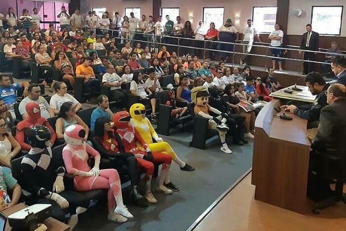 Atendiendo en la reunión del ayuntamiento tras derrotar al villano