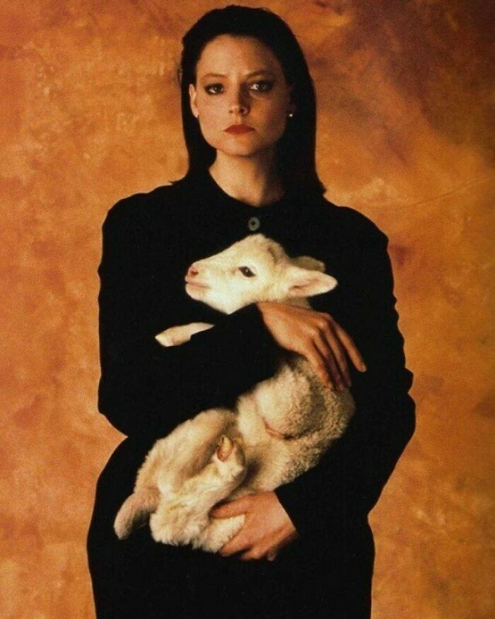 Jodie Foster sosteniendo un cordero en una imagen promocional de 