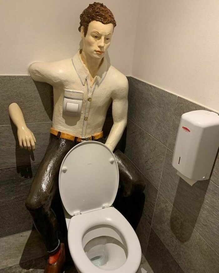 30 "Cursed Images" That Give Off An Uneasy Vibe, As Shared By This Instagram Page