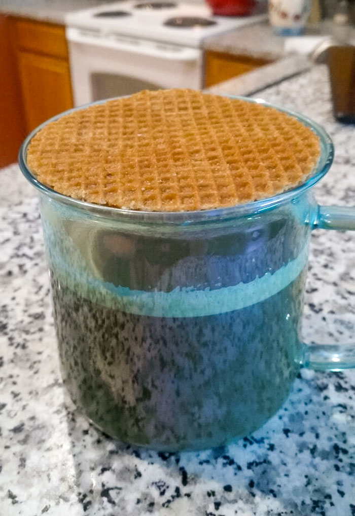 Esta galleta gofre encaja en el borde de la taza