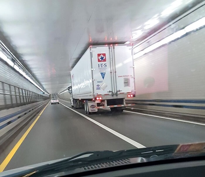 Este camionero ha entrado por los pelos