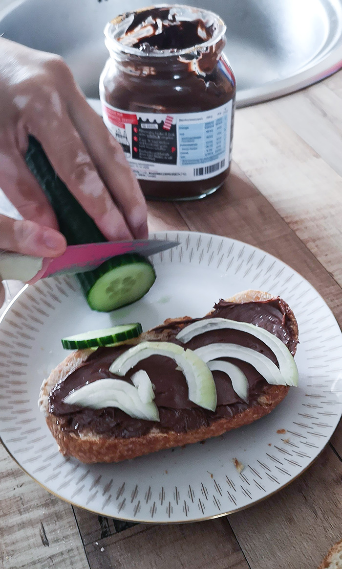 Sandwich de nutella, cebolla y pepino