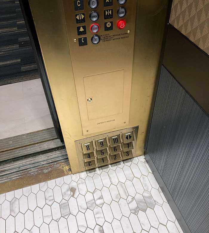 Ascensor con botones para los pies, así no tienes que tocar nada con las manos